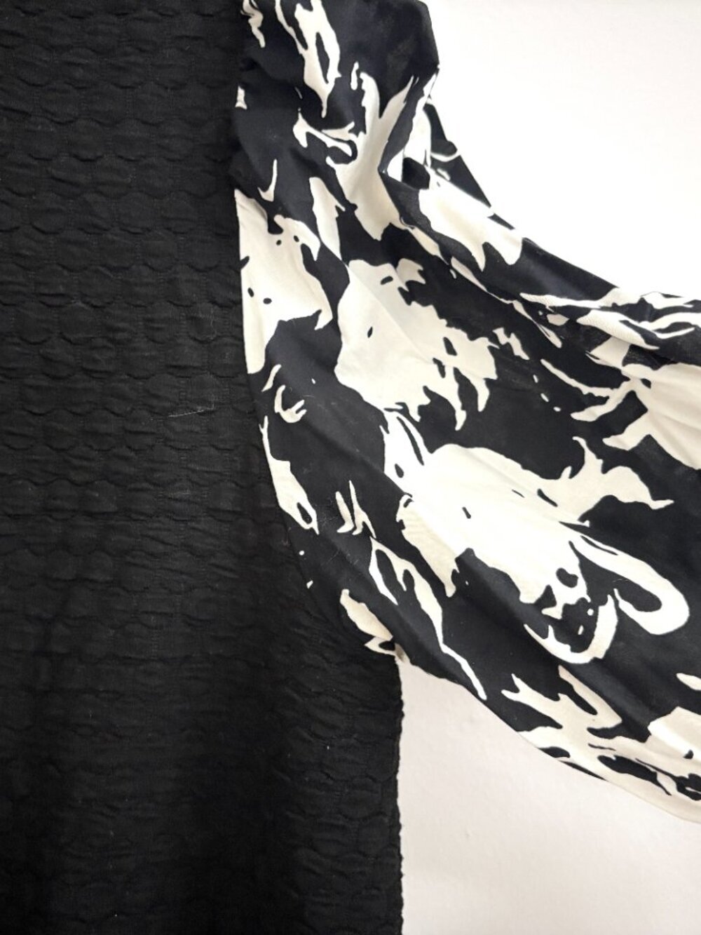 Anthropologie Porrdige Black Textured Floral Sleeve Mixed Media Sweatershirt - M - Picture 6 of 10